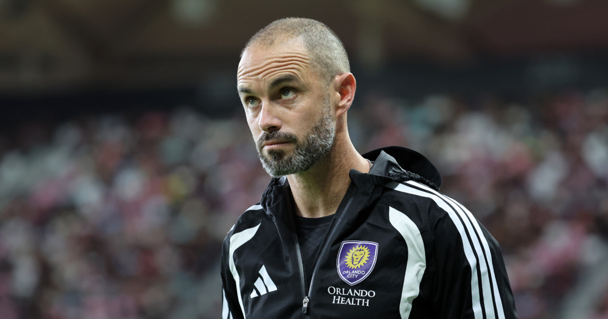 Martin Perelman, assistente técnico do Orlando City, analisando o desempenho da equipe