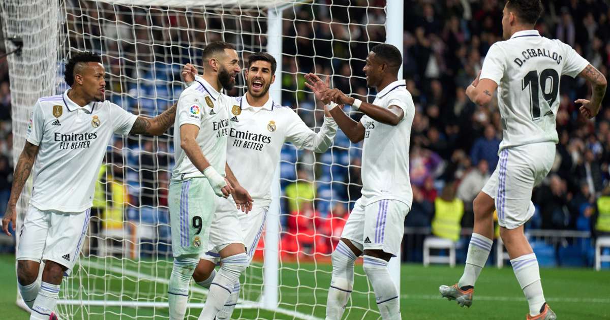 Real Madrid players celebrate after Karim Benzema scored against Elche in La Liga