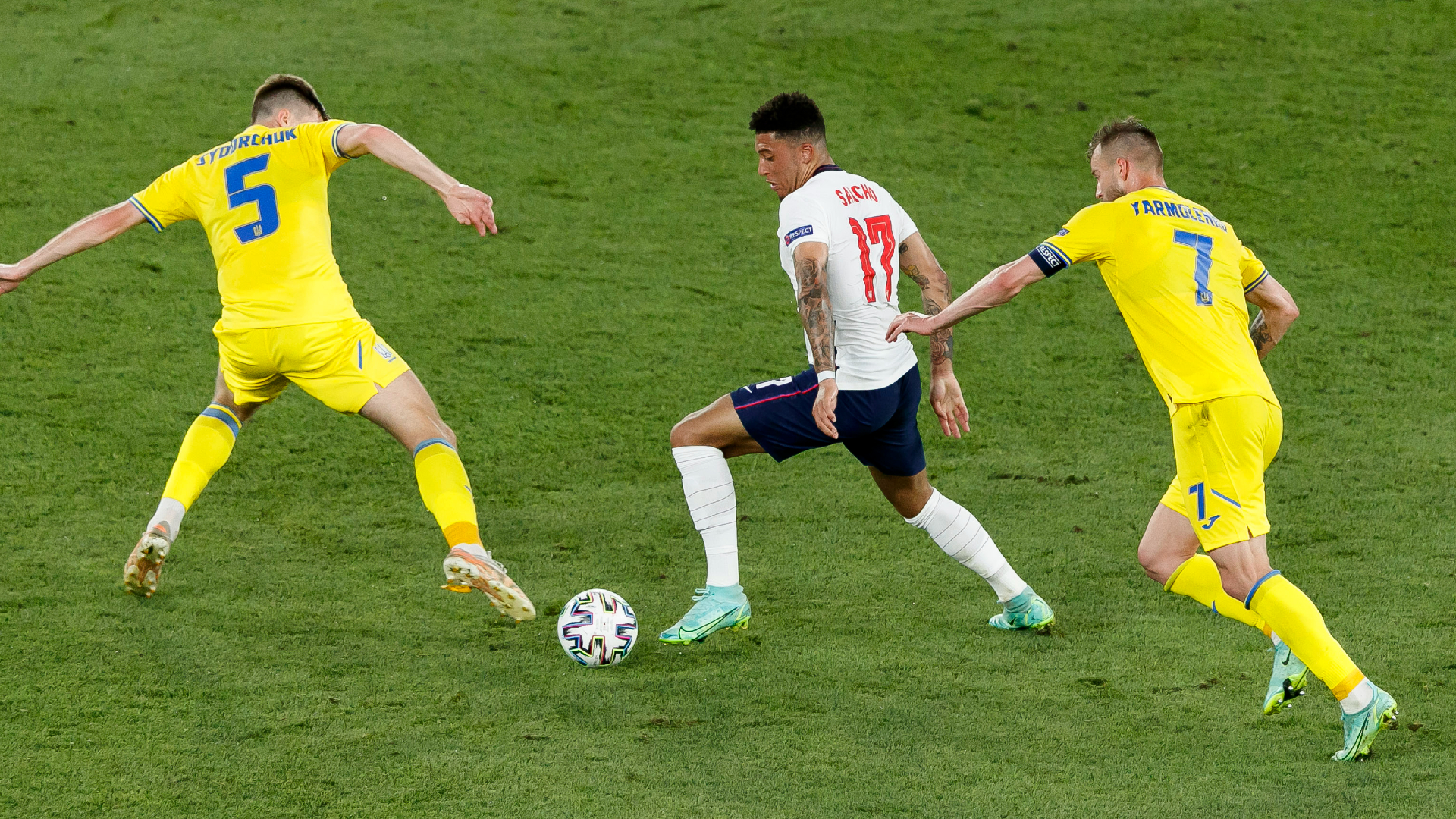 Jadon Sancho dribbles by Andriy Yarmolenko (R) and Serhiy Sydorchuk