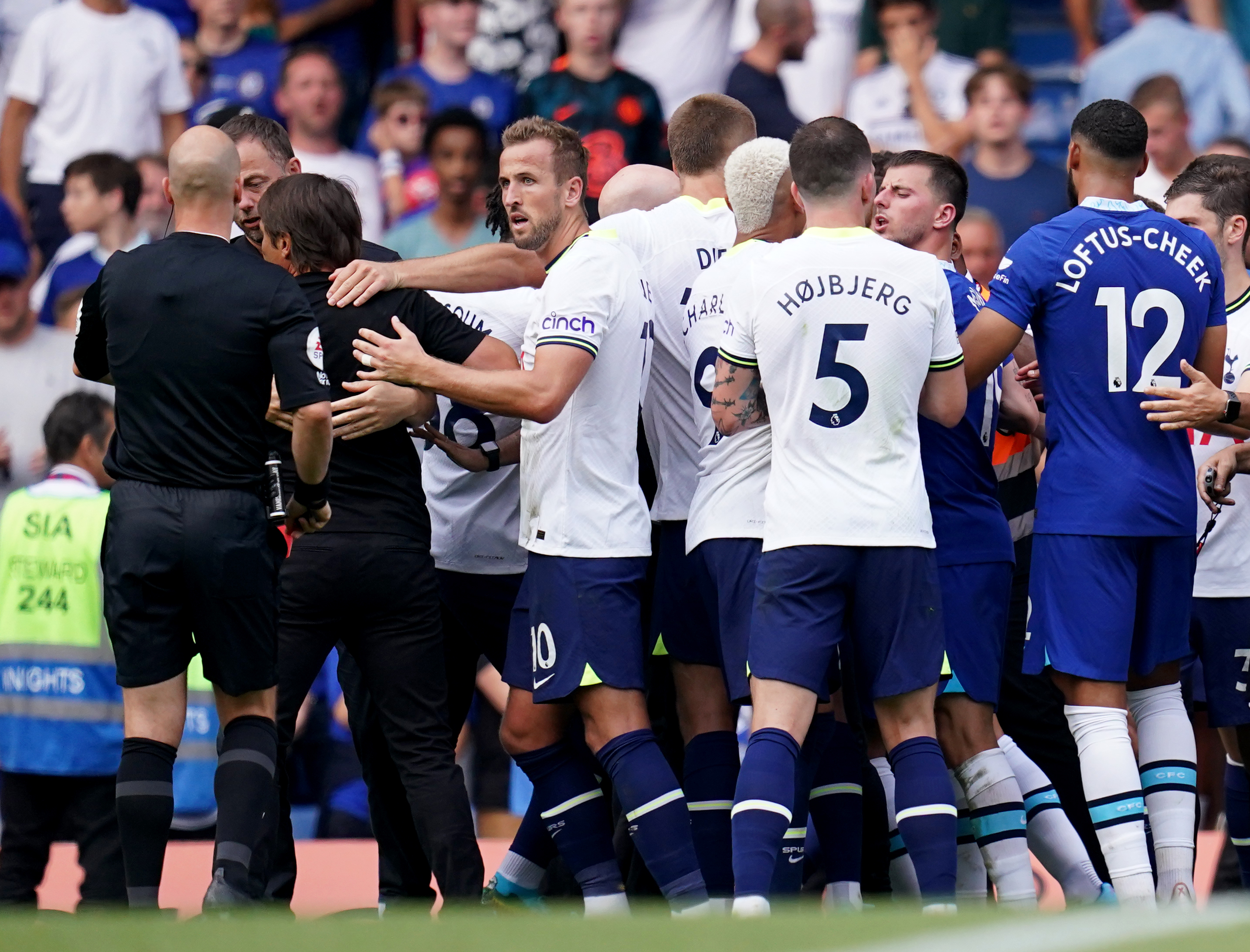 Mike Dean avoided VAR call to spare official grief in Chelsea-Tottenham clash