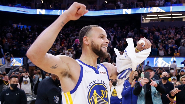 Stephen Curry celebrates his game-winning shot