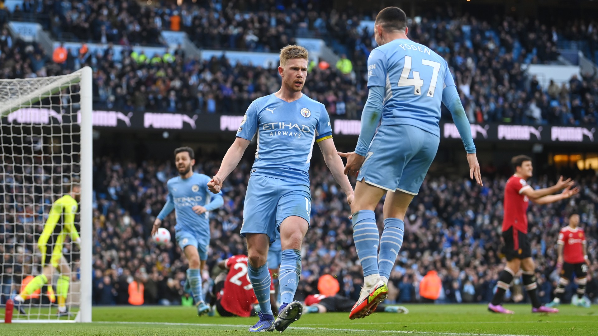 Manchester City's Kevin De Bruyne and Phil Foden