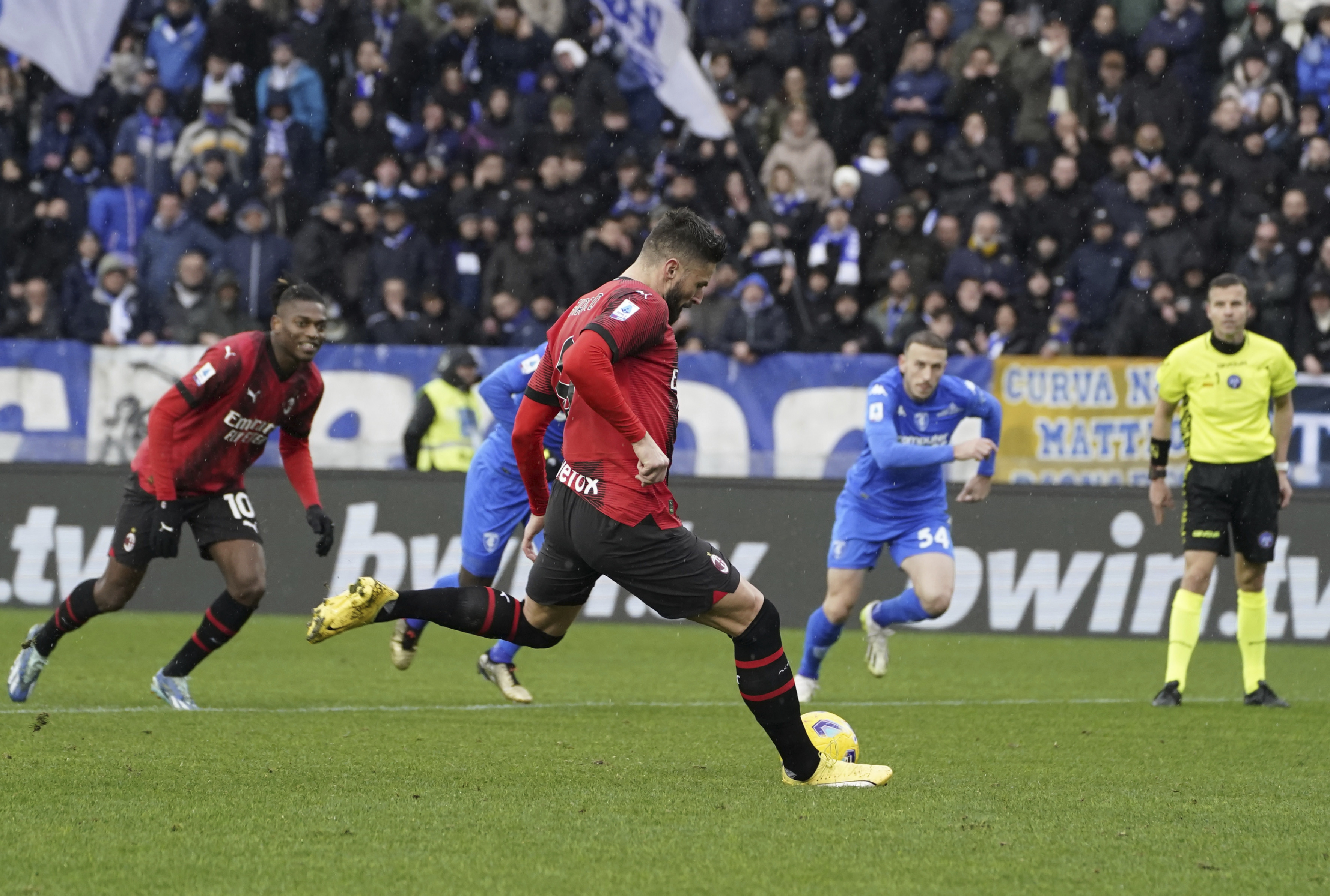 AC Milan beat Empoli to keep up fine form