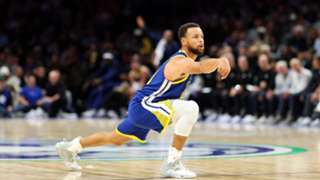Curry pours in 44 points in Warriors' win