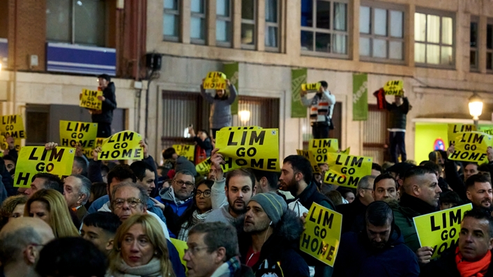 Valencia fans protest against owner Peter Lim ahead of the LaLiga match against Athletic Bilbao