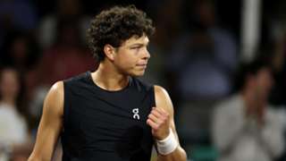 Big-serving Shelton gets Houston campaign up and running against Zhang