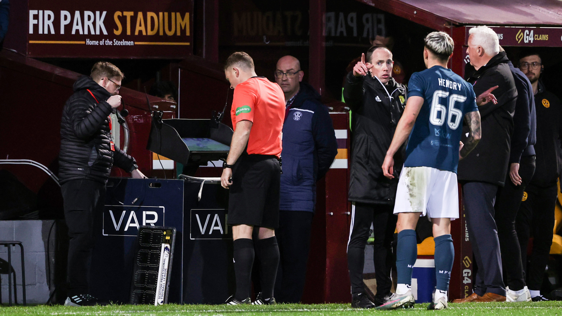 ‘It’s disgusting’ – Hearts boss McInnes fumes at late Celtic penalty