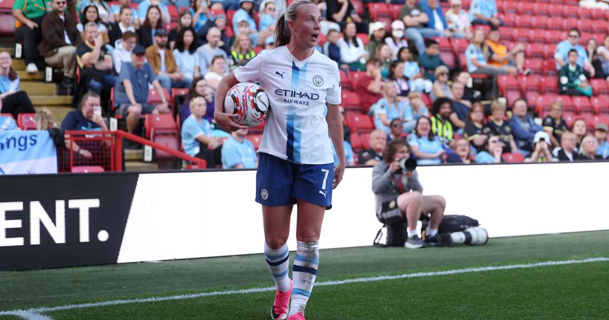 Beth Mead playing for Manchester City