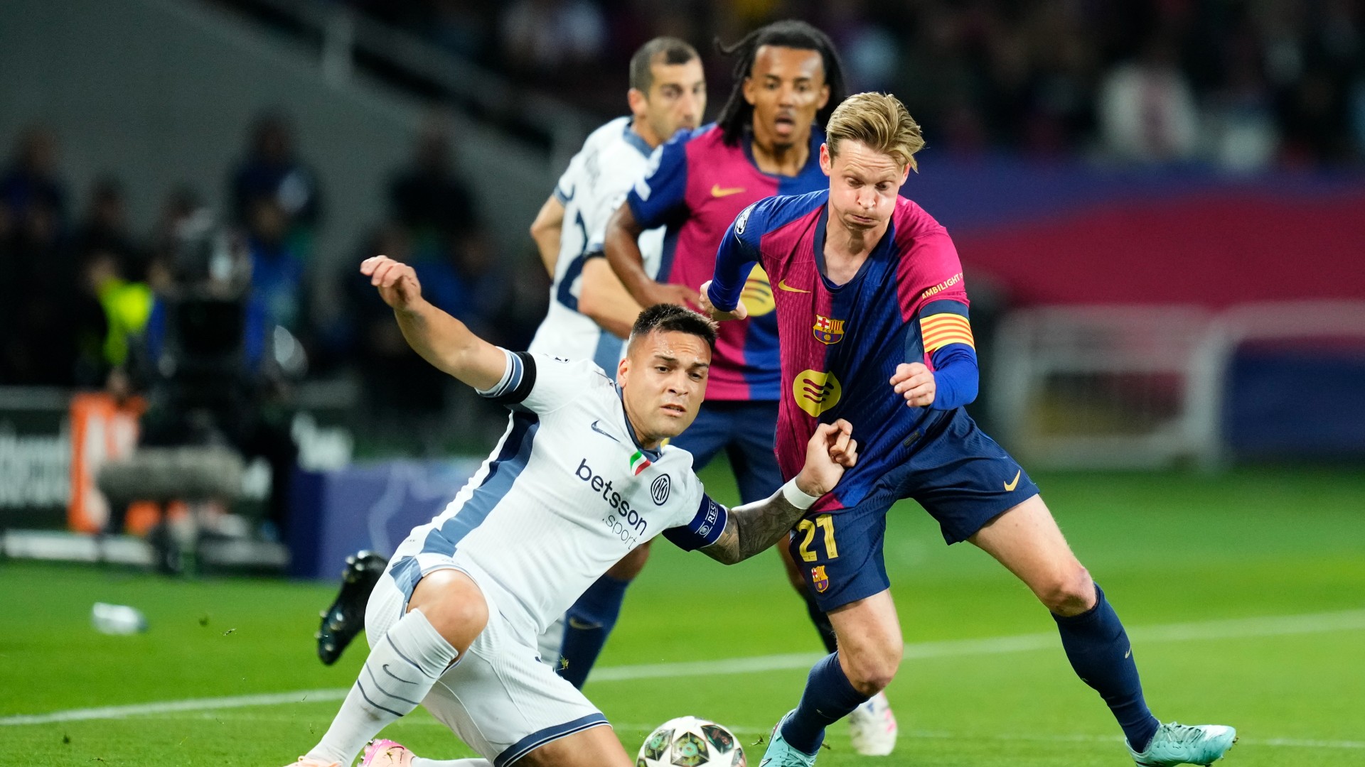 Treble-hunting Barca capable of something special – De Jong
