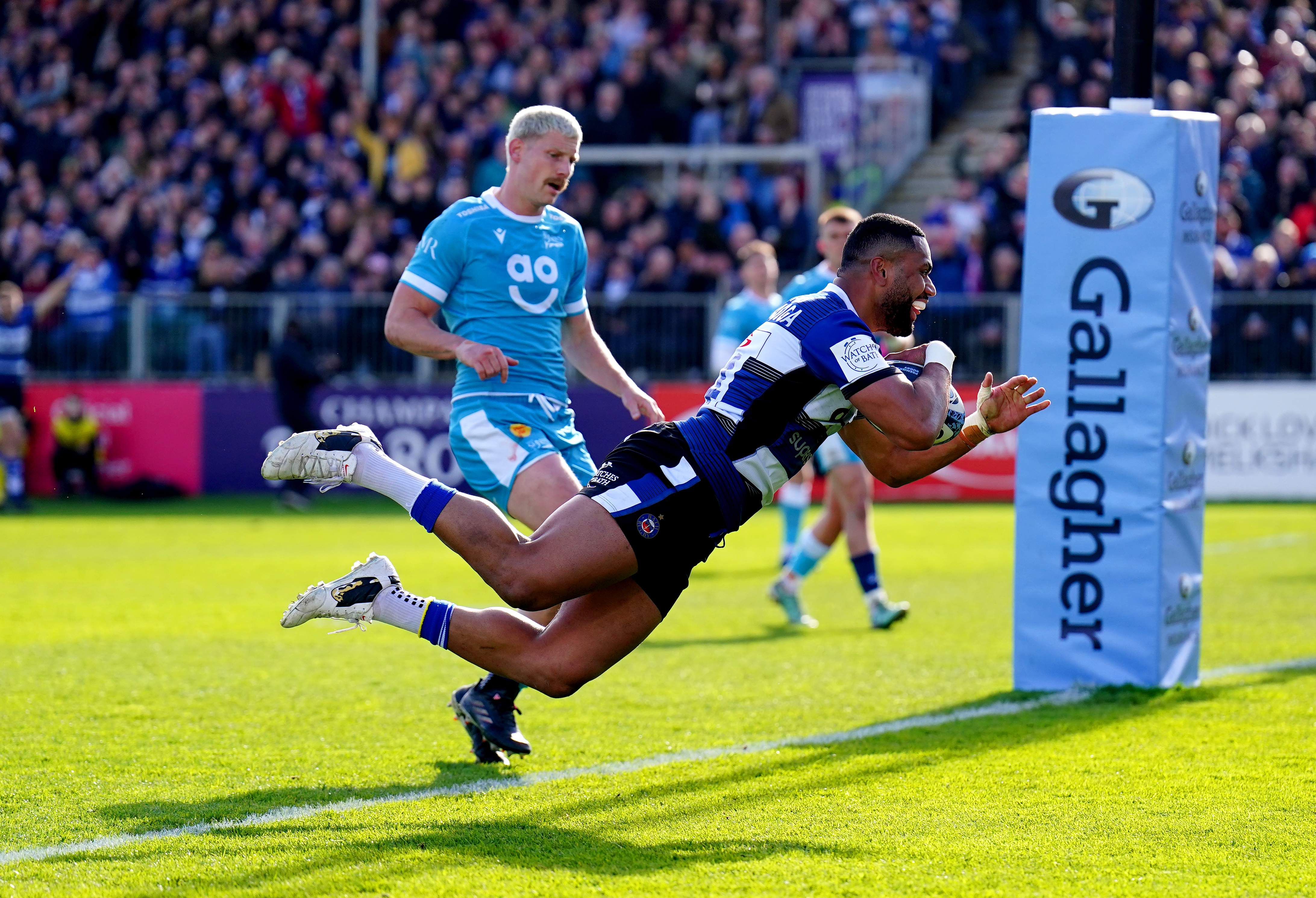 Bath’s Joe Cokanasiga dives to score a try