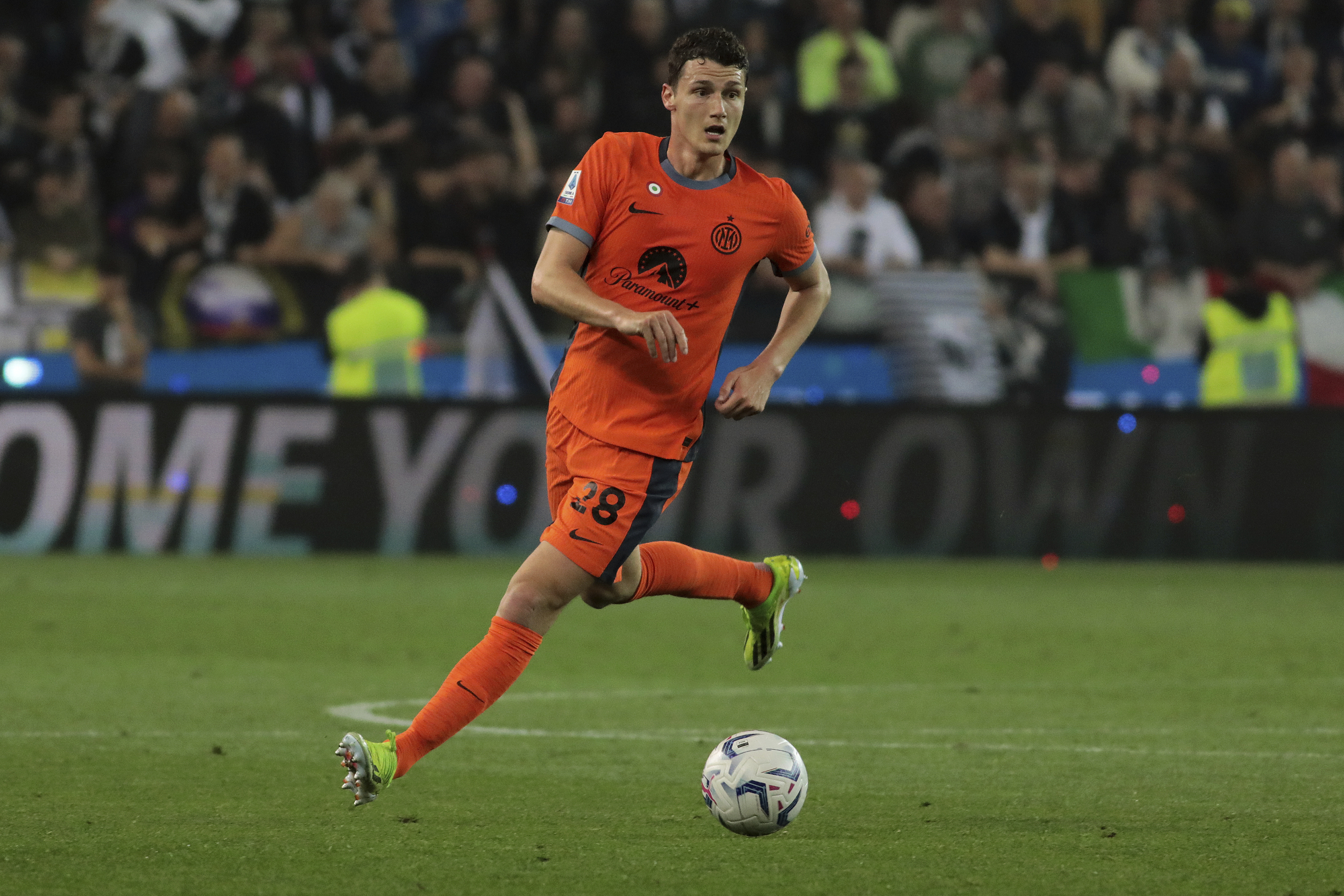 Benjamin Pavard controls the ball against Udinese