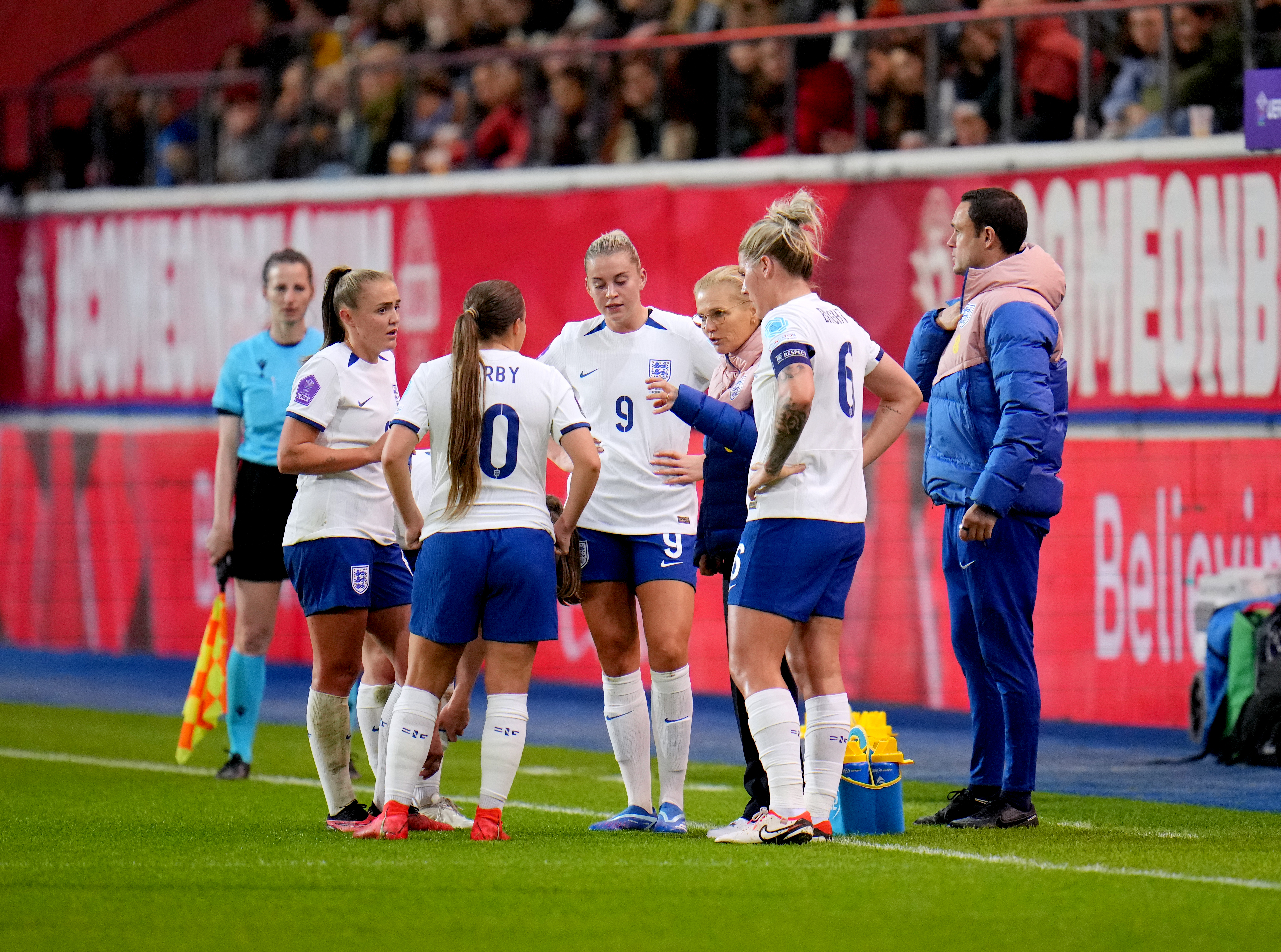 Wiegman speaks to her players (Rene Nijhuis/PA)
