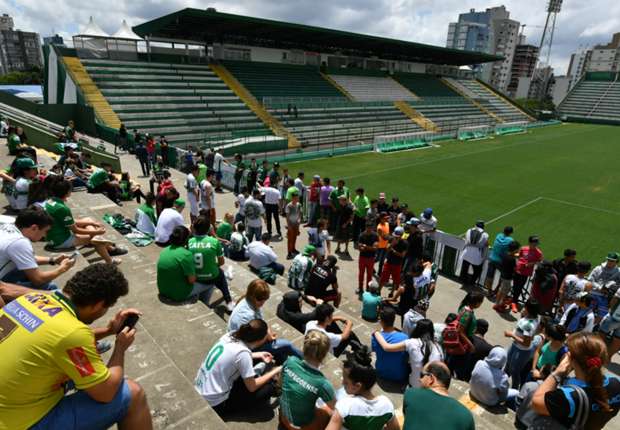 chapecoense-fans-cropped_2q8d2inljufe1n522cq4m2gaw.jpg