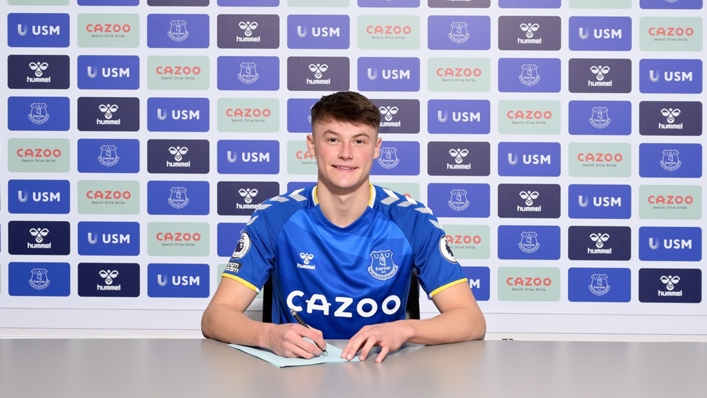 Everton new-boy Nathan Patterson signs on the dotted line