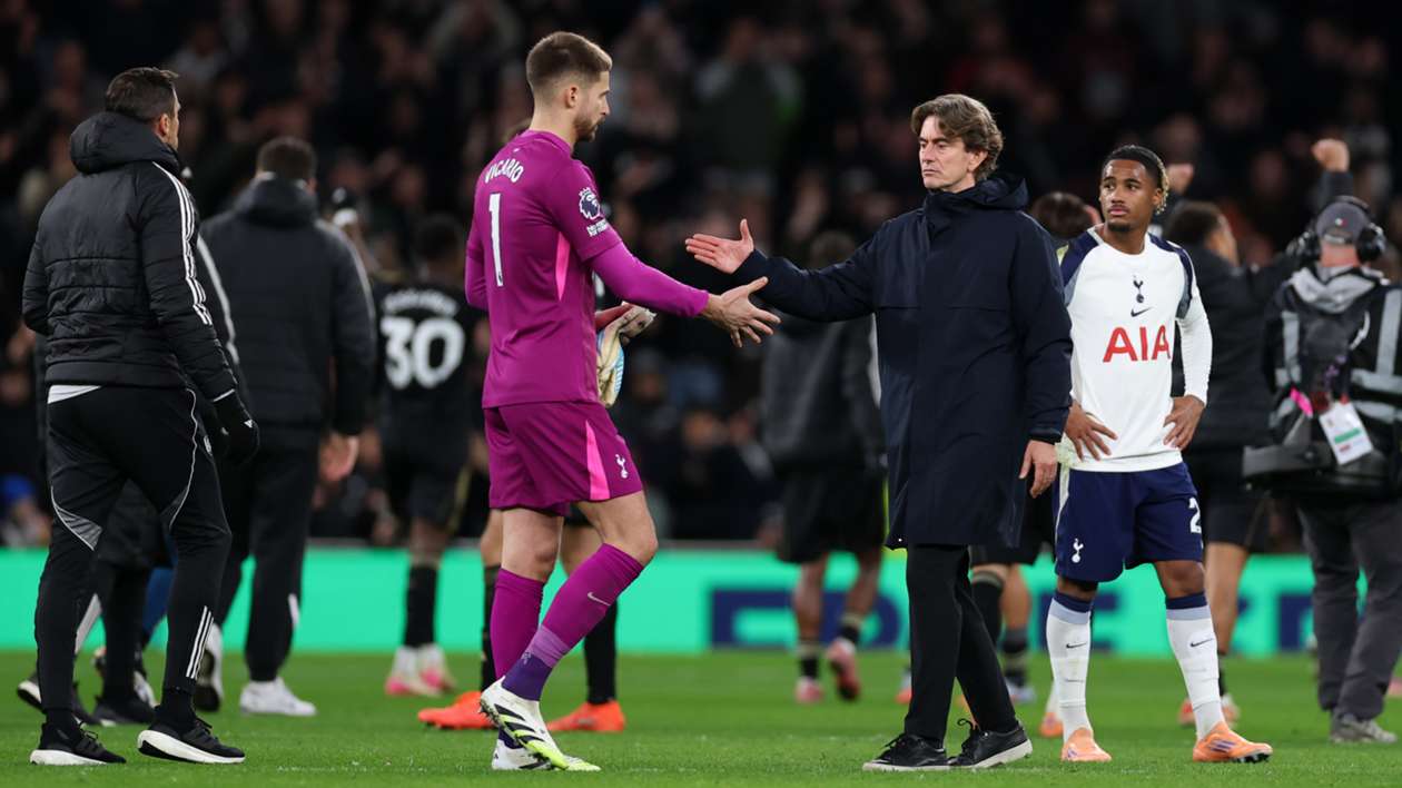 Under-pressure Frank says Spurs need unity, rows back on 'true' fan comments