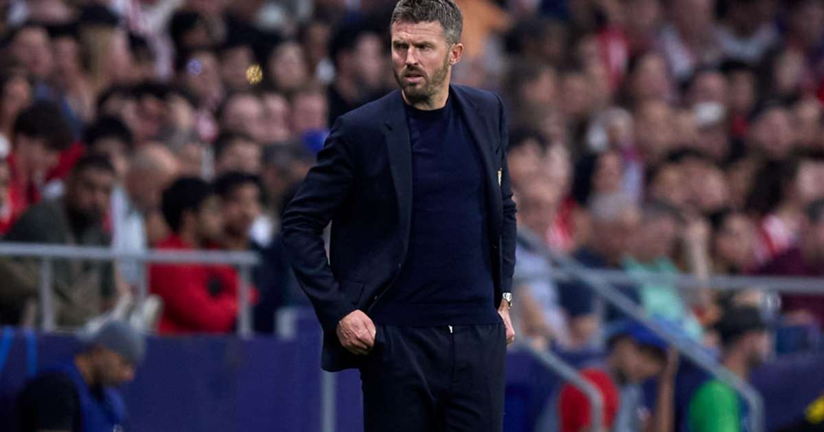 Michael Carrick on the touchline for Manchester United