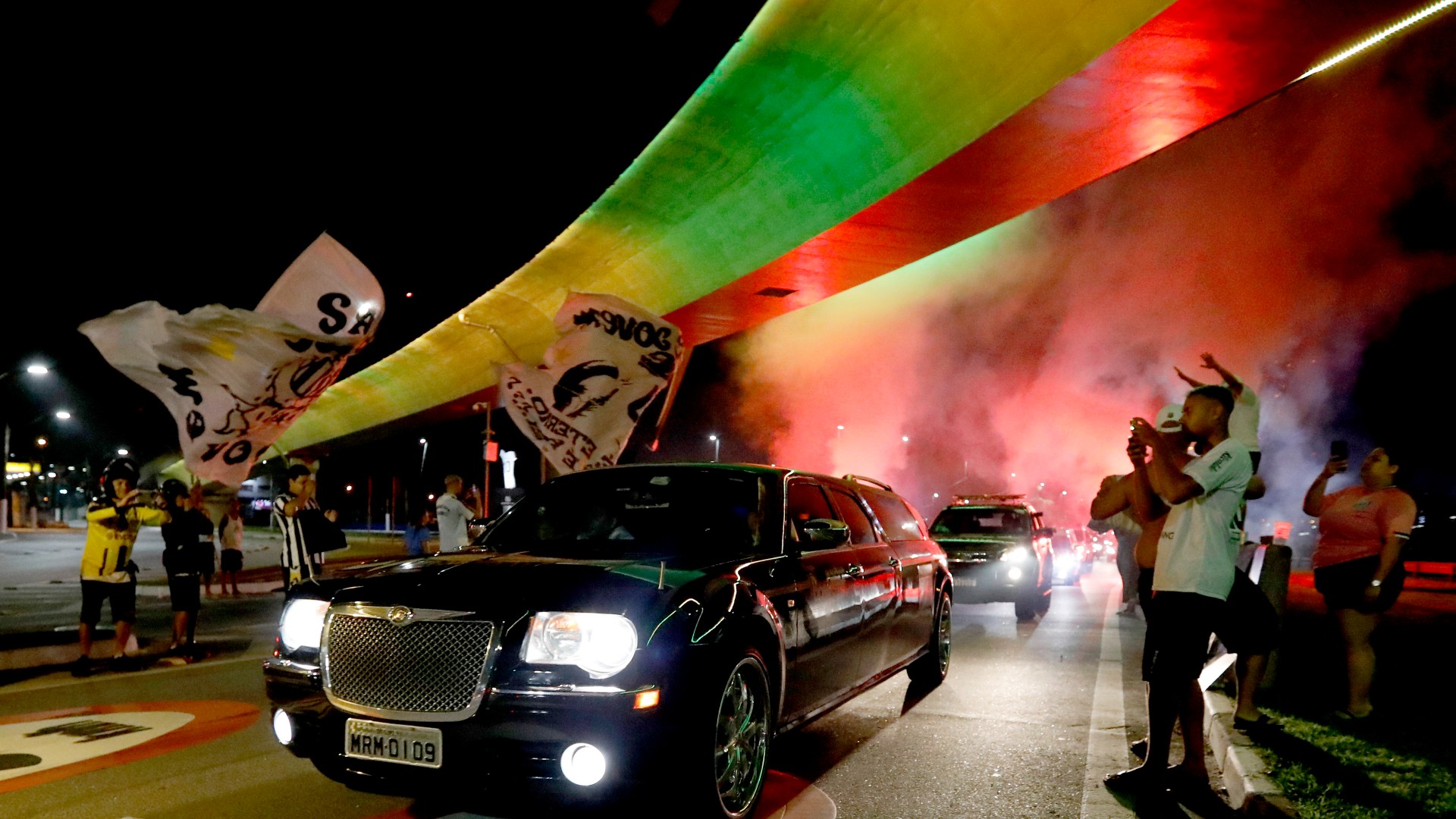 Pele's hearse arrives in Santos