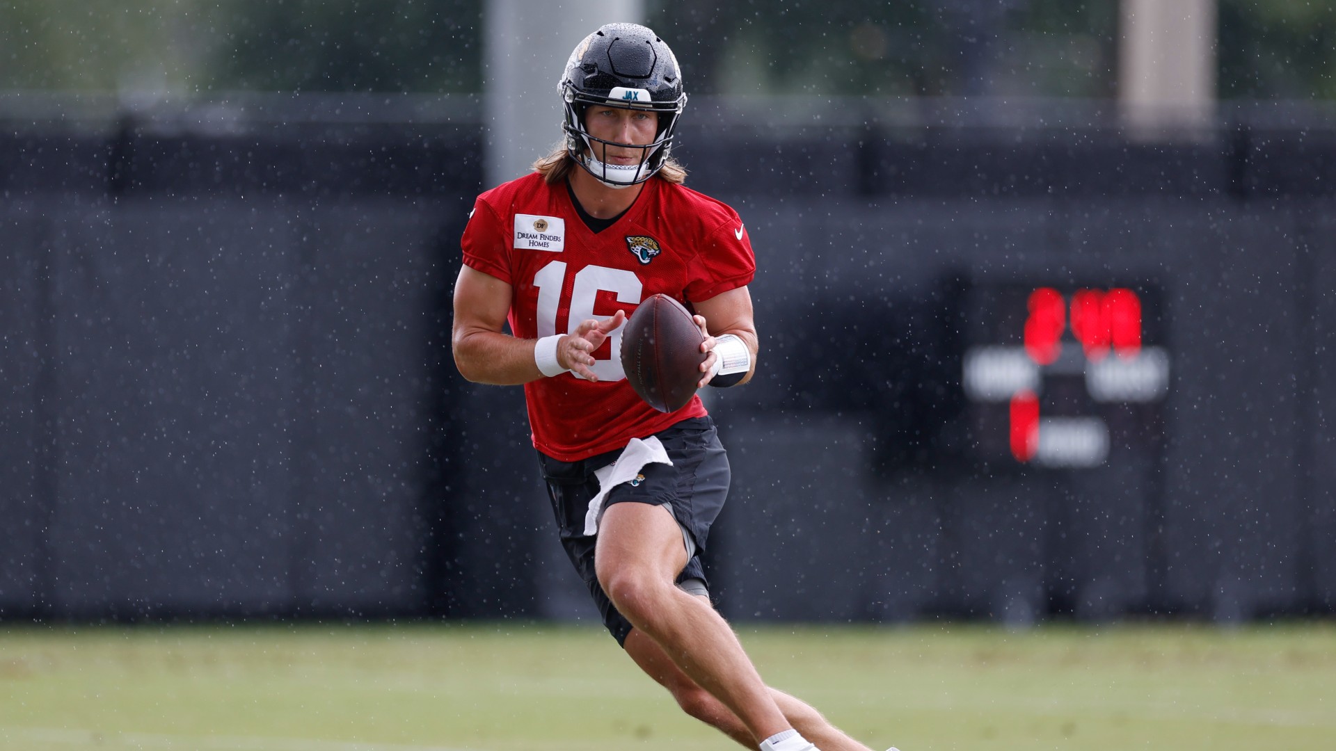 Jaguars, QB Lawrence agree to 5-year, $275 million extension
