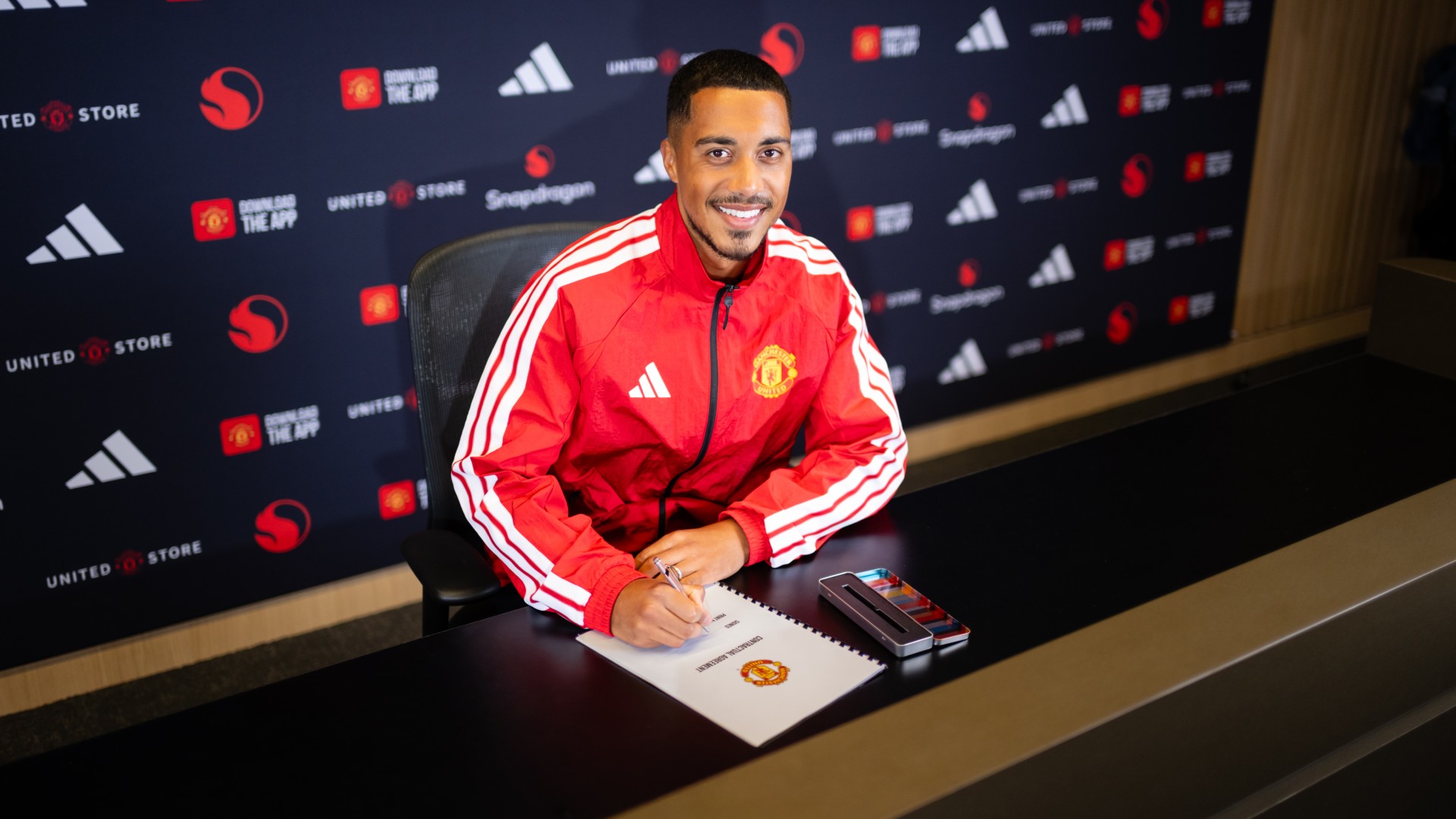 Manchester United reforça o meio-campo com a chegada de Tielemans