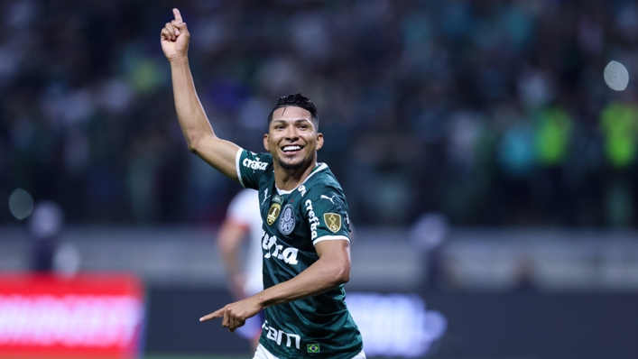 Rony celebrates Palmeiras' fifth goal against Cerro Porteno