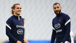 Antoine Griezmann (l) and Karim Benzema warm up for France