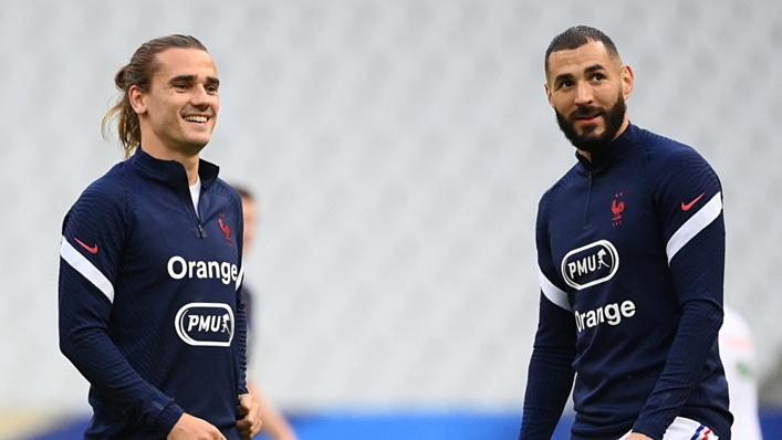 Antoine Griezmann (l) and Karim Benzema warm up for France