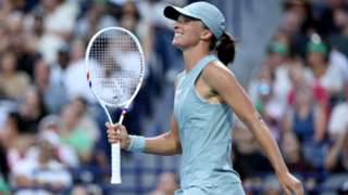 Swiatek powers past Shnaider into Toronto semis
