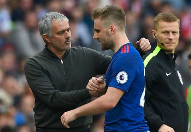 jose-mourinho-luke-shaw-cropped_fu08iz98dqtn1890c429opgng.jpg