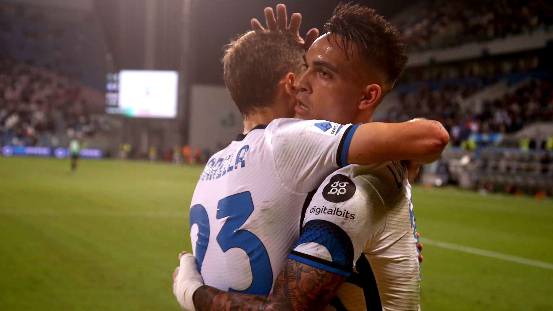 Nicolo Barella (L) and Inter team-mate Lautaro Martinez (R)