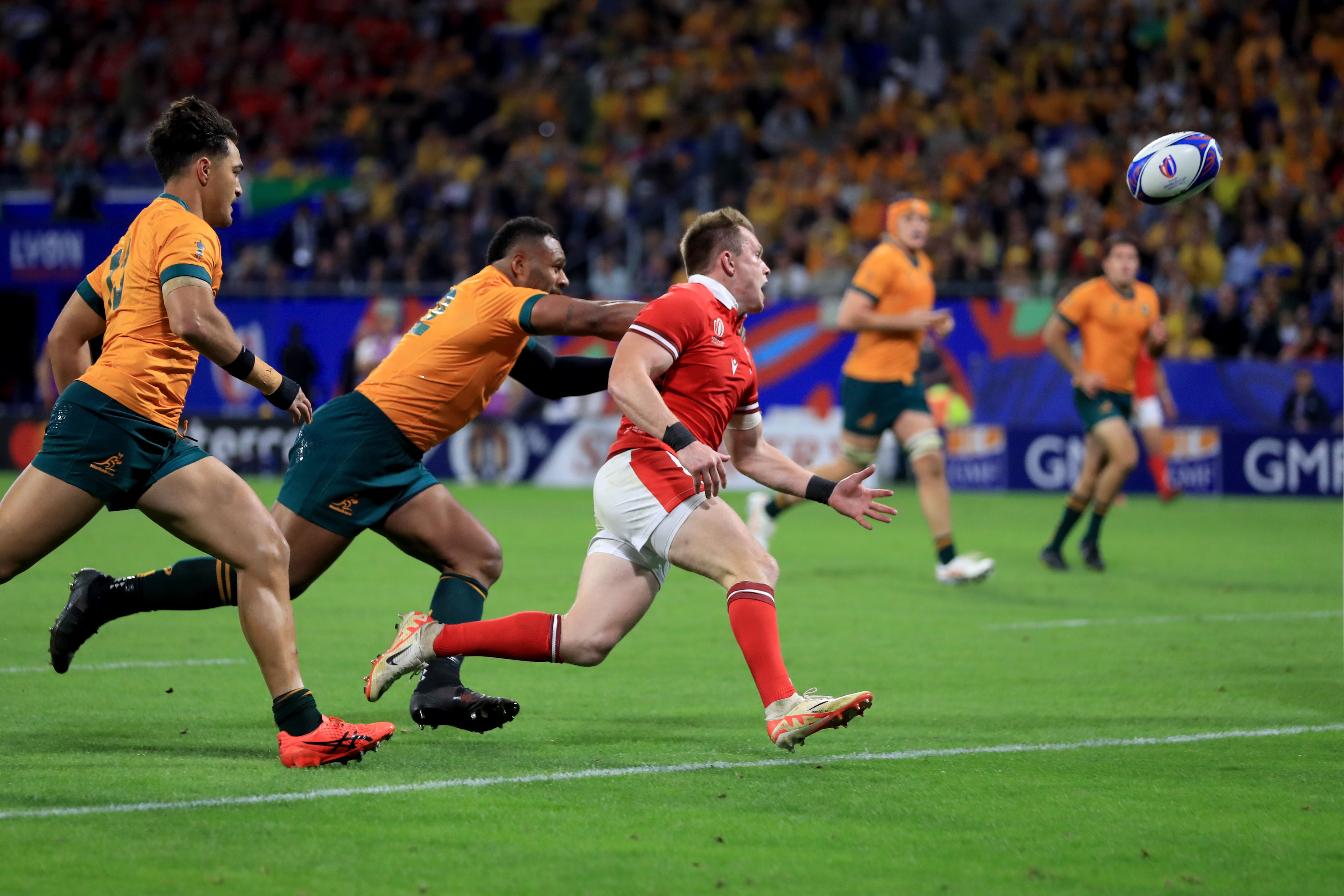 Nick Tompkins scores a try