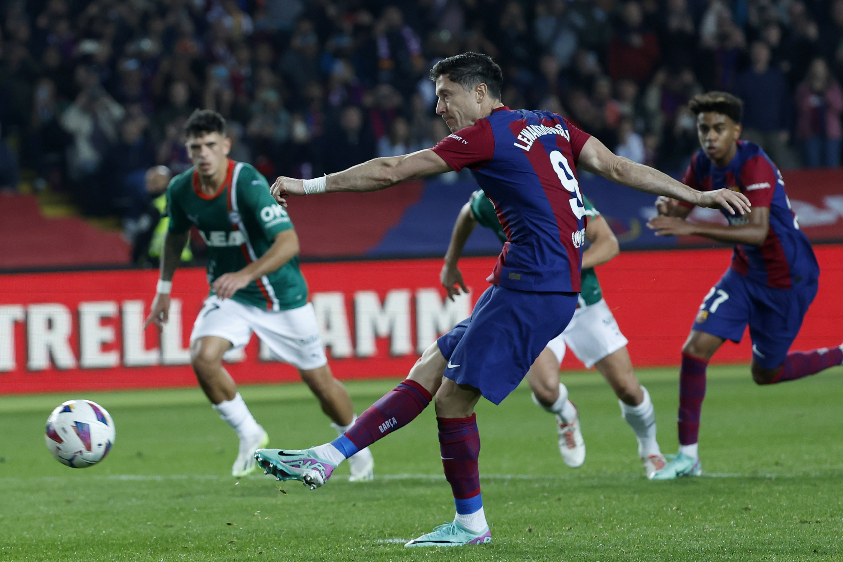 Barcelona’s Robert Lewandowski scores from the spot to secure victory over Alaves