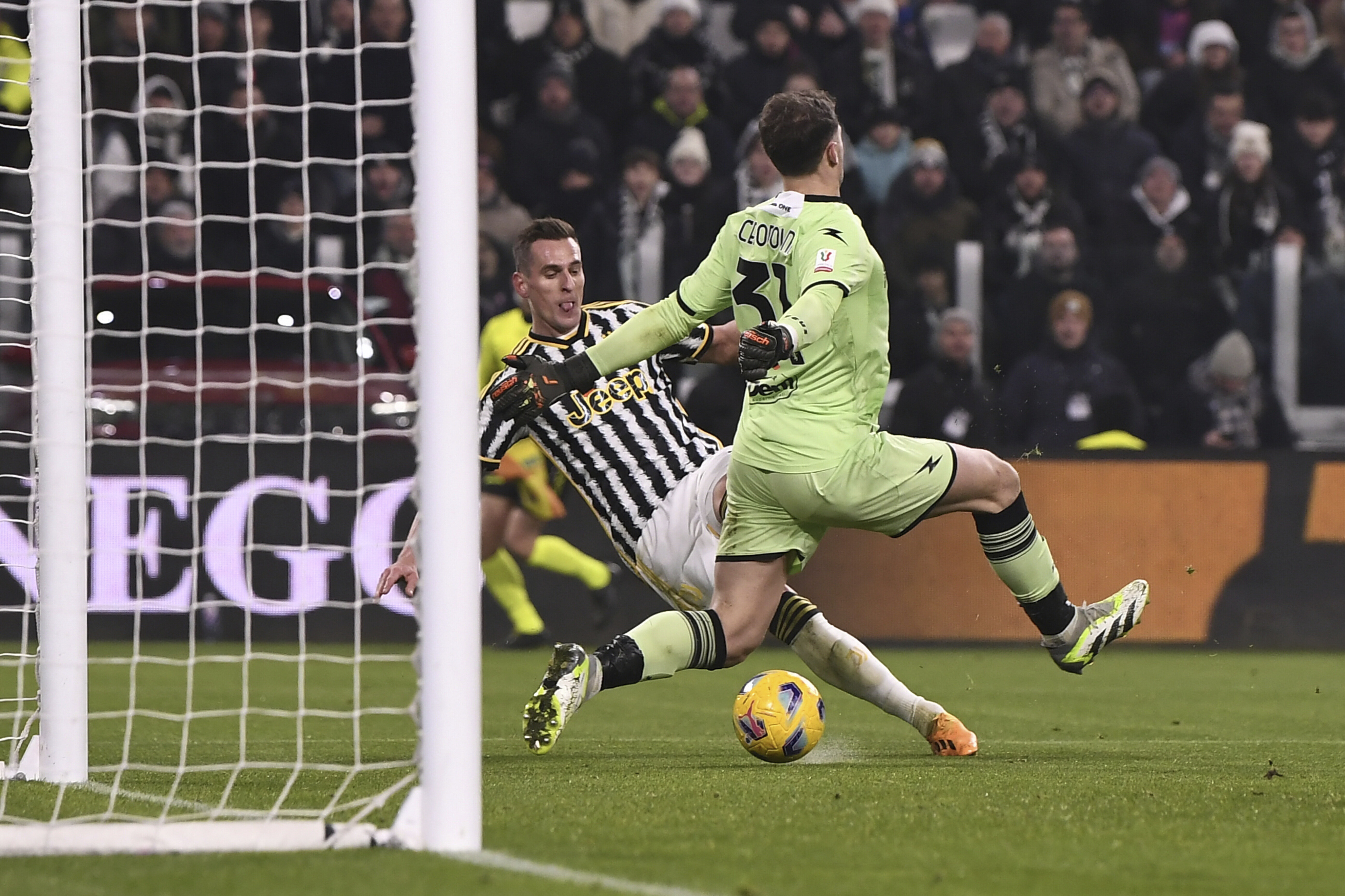 Arkadiusz Milik scores for Juventus