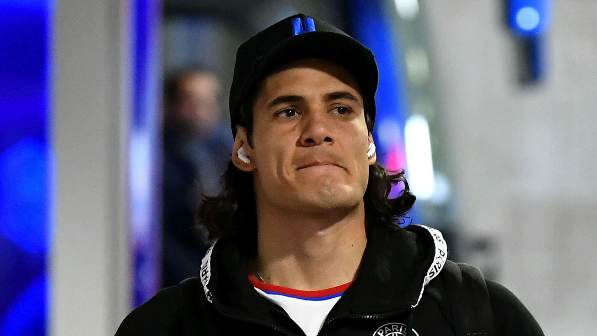 Cavani completes Man Utd move