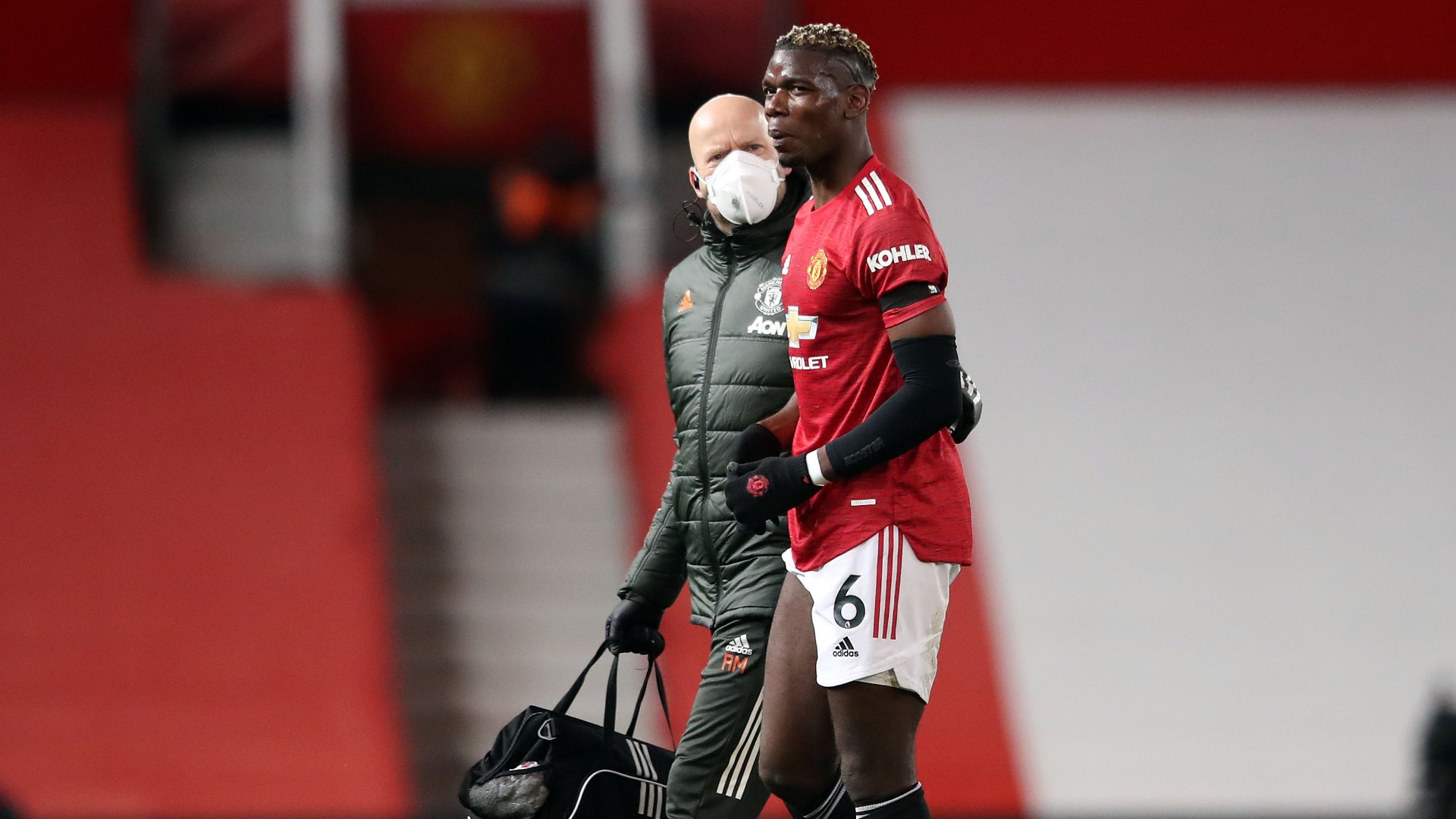 Pogba hobbles off for Man Utd against Everton