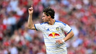 Aaronson joins Rodon and Bogle in signing new Leeds contract
