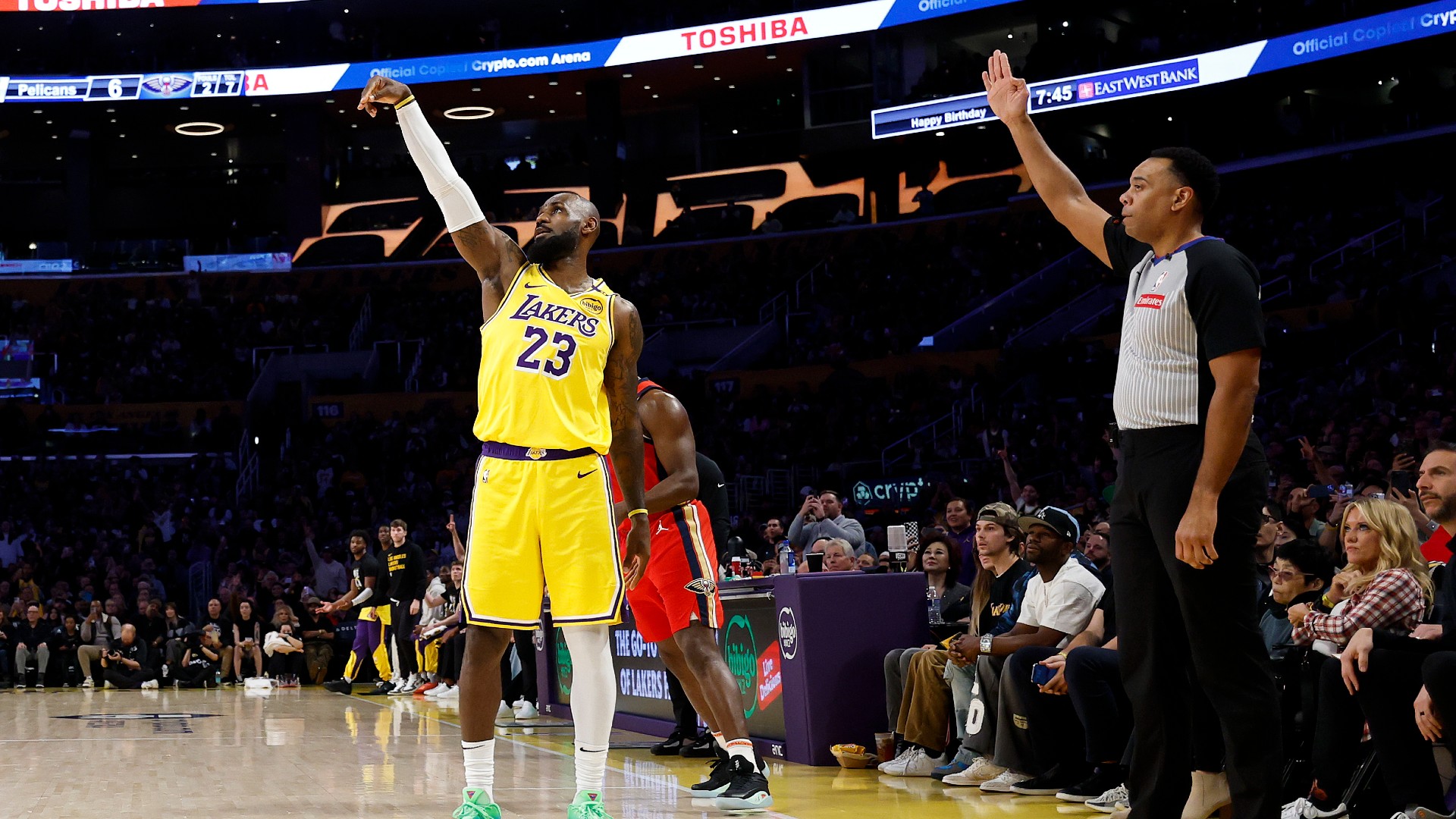 James becomes first to score 50,000 combined points as Lakers win 7th straight