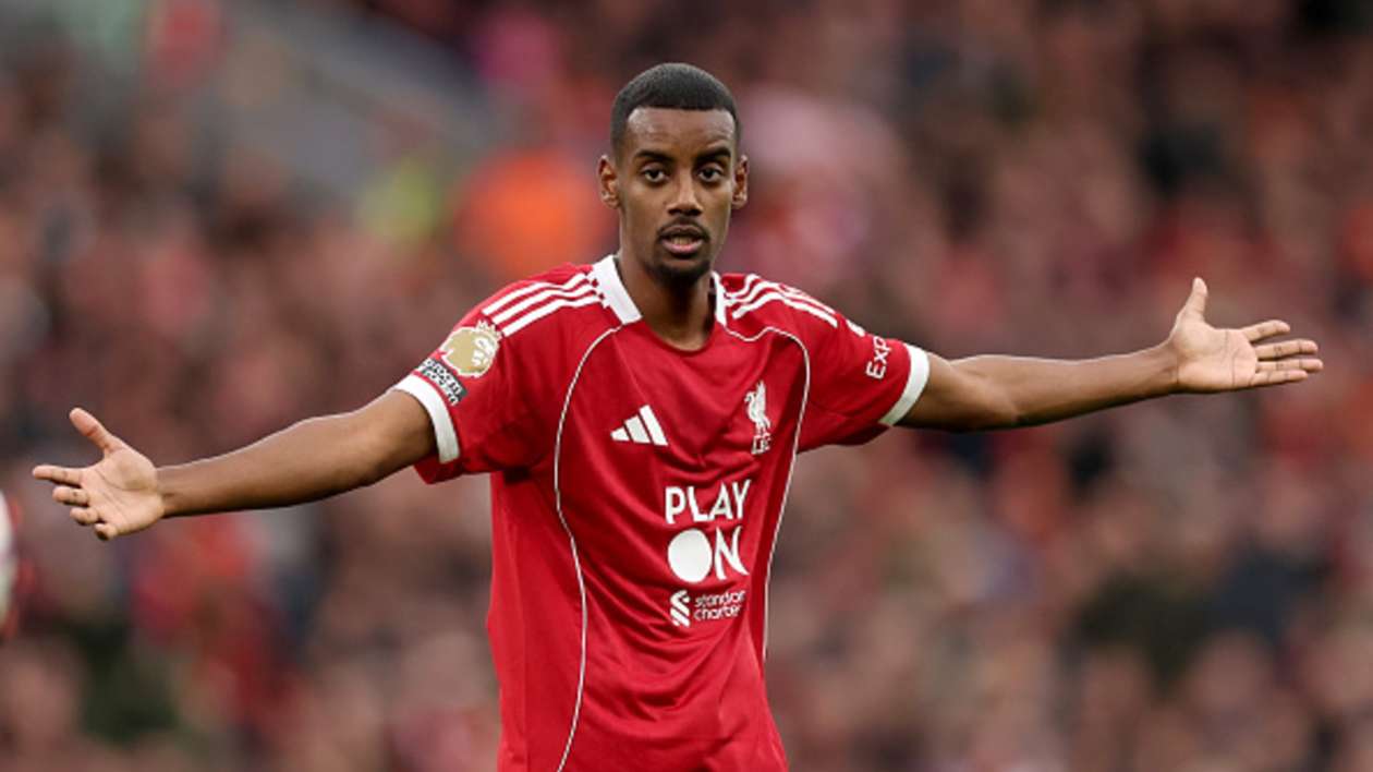 Isak does not deserve to play ahead of Ekitike, claims Rooney