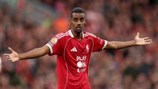 Isak does not deserve to play ahead of Ekitike, claims Rooney