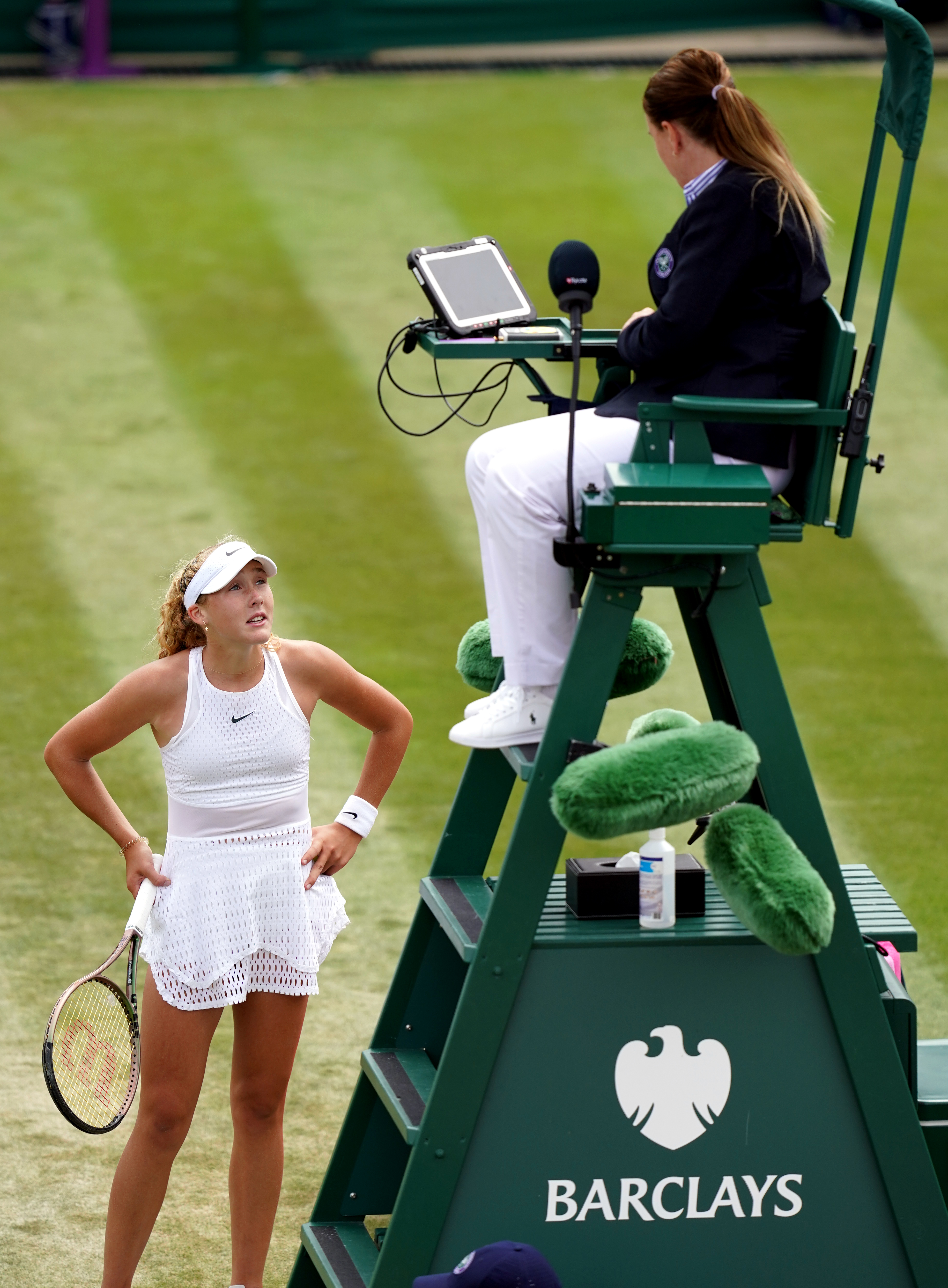Mirra Andreeva speaking with chair umpire Louise Azemar Engzell