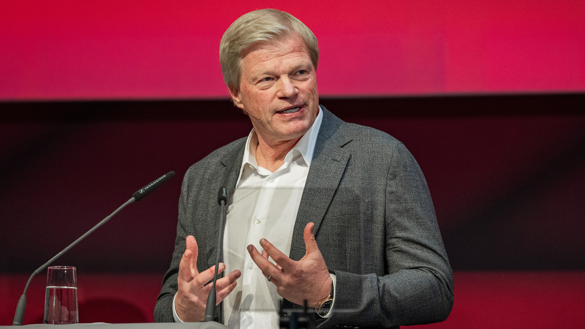 Oliver Kahn addresses Bayern Munich's AGM