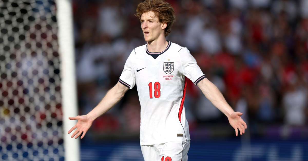 Anthony Gordon, Inglaterra