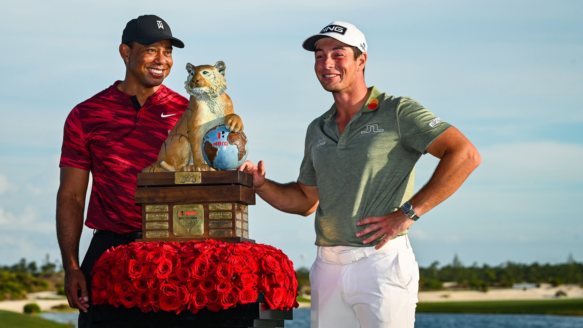 Hero World Challenge winner Viktor Hovland (R) alongside Tiger Woods (L)