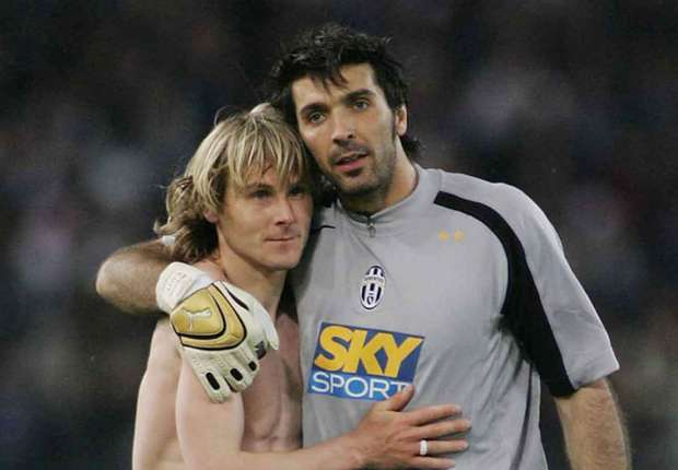 pavelnedvedgianluigibuffon-cropped_d06tbr70jdw71qeb6p4dp6tr3.jpg