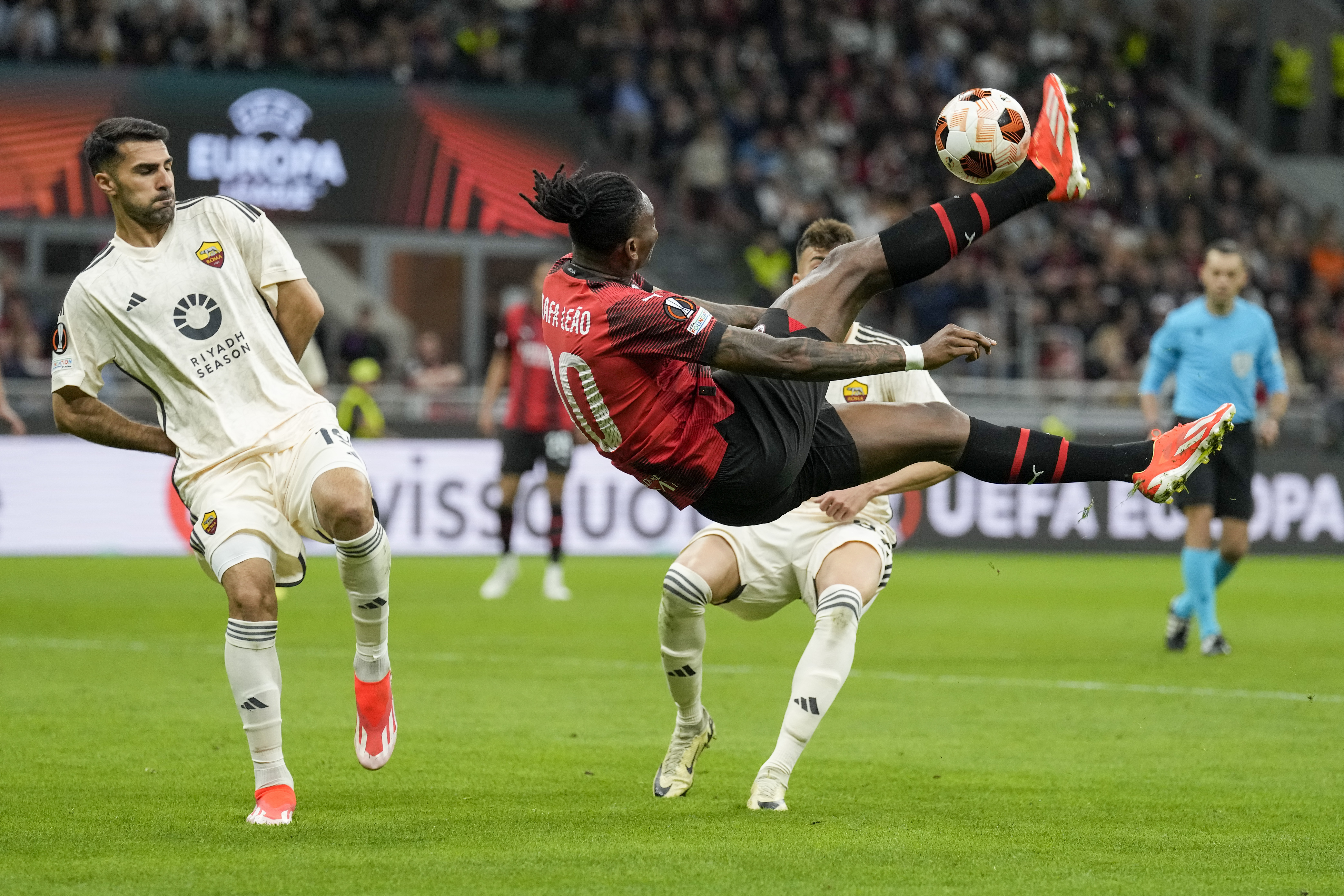 Rafael Leao's overhead kick flashed wide as AC Milan chased an equaliser