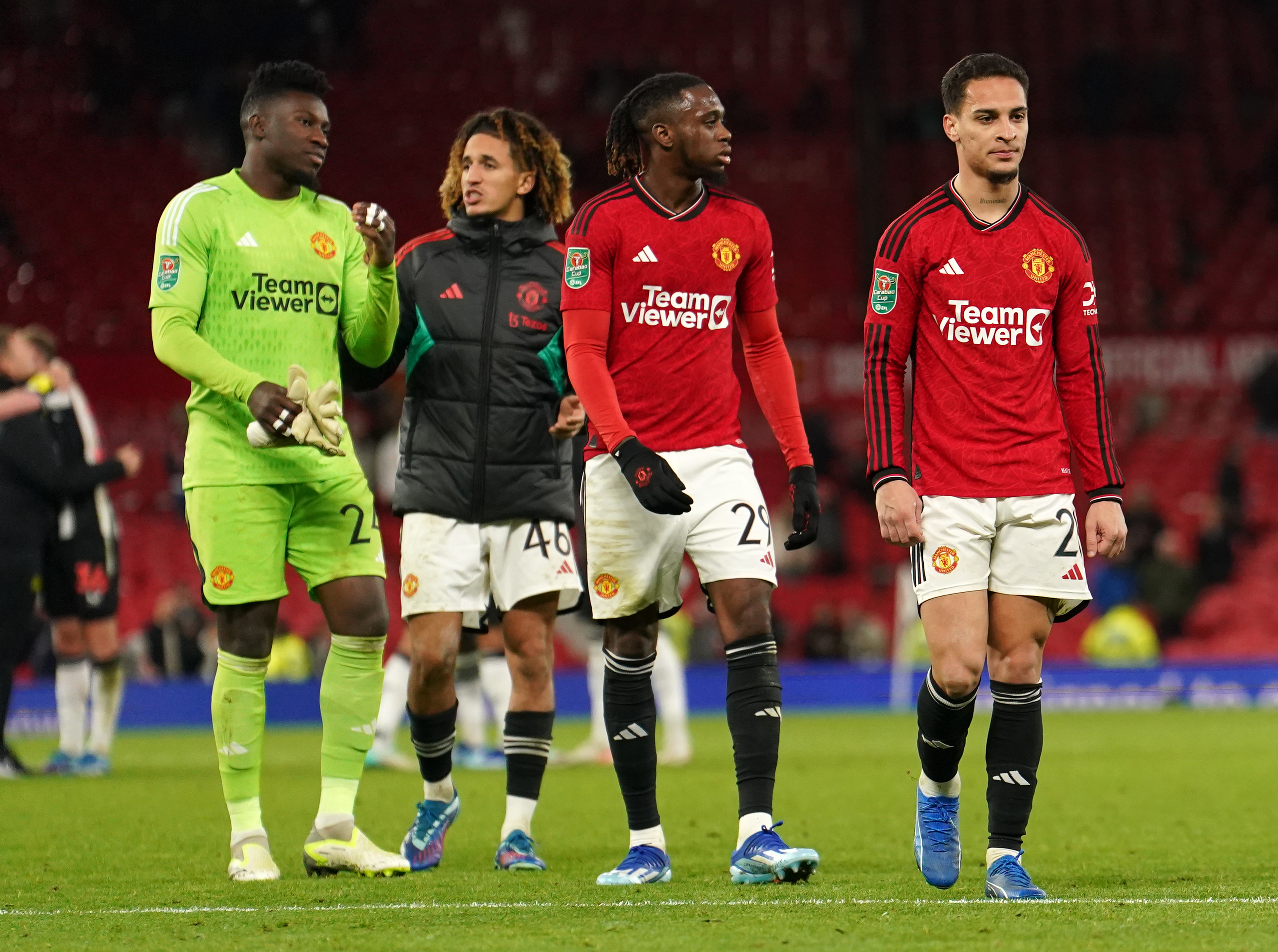 Erik ten Hag tells Manchester United to work ‘shoulder by shoulder’ to end slump