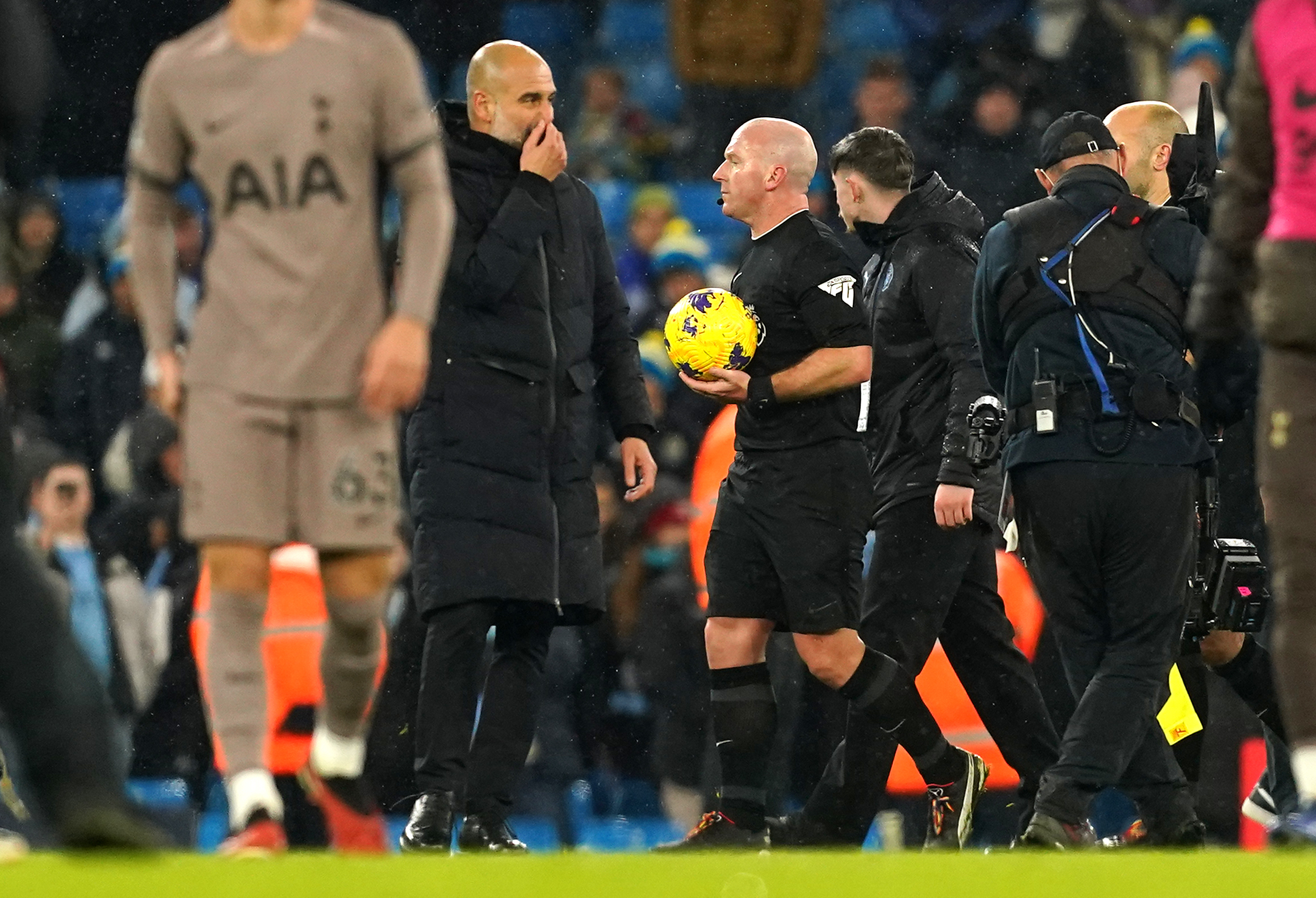 Pep Guardiola speaks to referee Simon Hooper at the end of Manchester City's draw at Tottenham