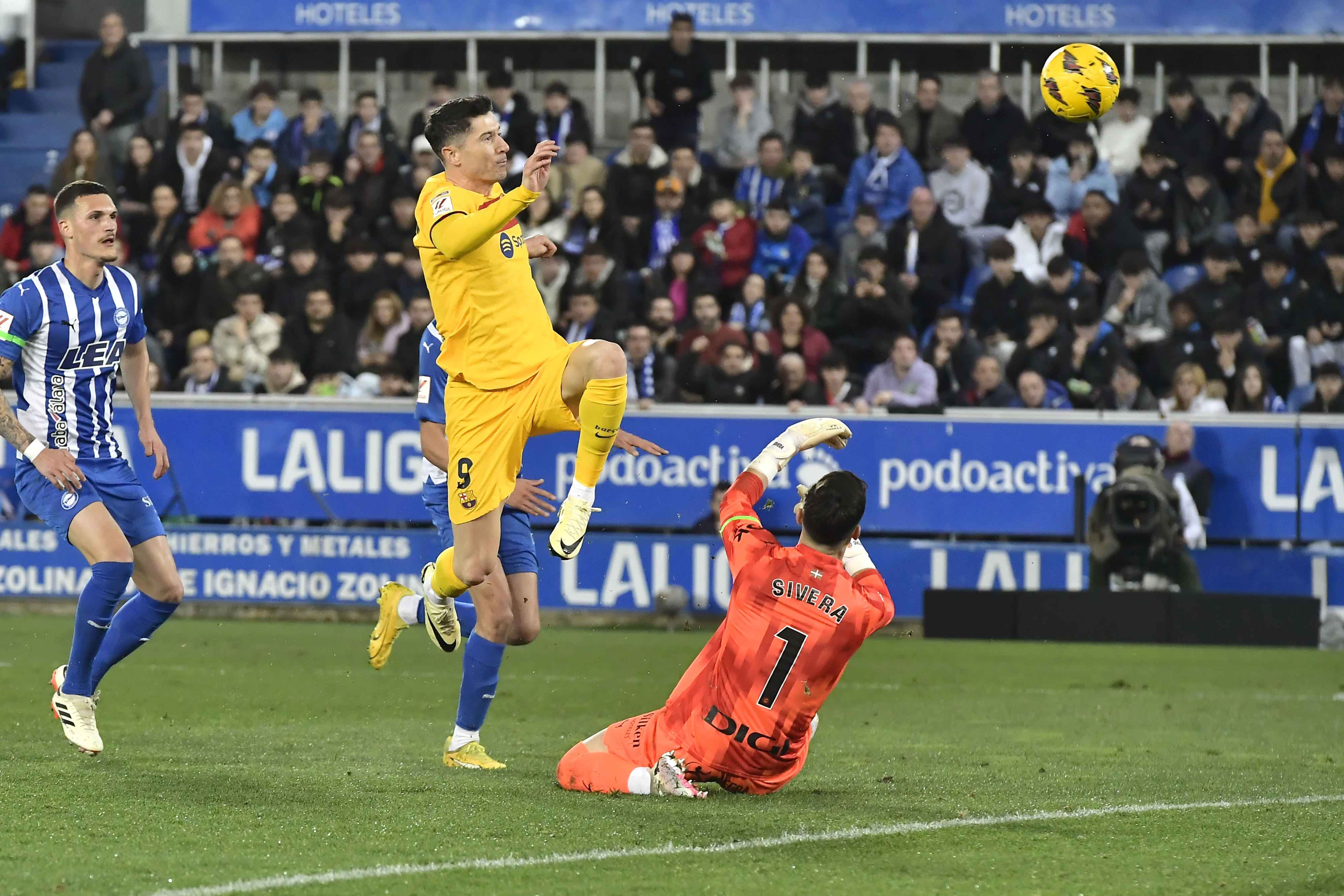 Robert Lewandowski, centre, scores Barcelona’s opener