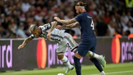 Leandro Paredes and Sergio Ramos (r) fight for the ball