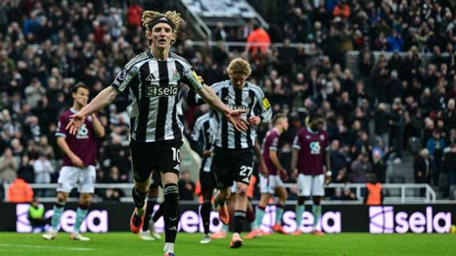 Newcastle United 2-1 Burnley: Hosts hold on against Parker's 10 men