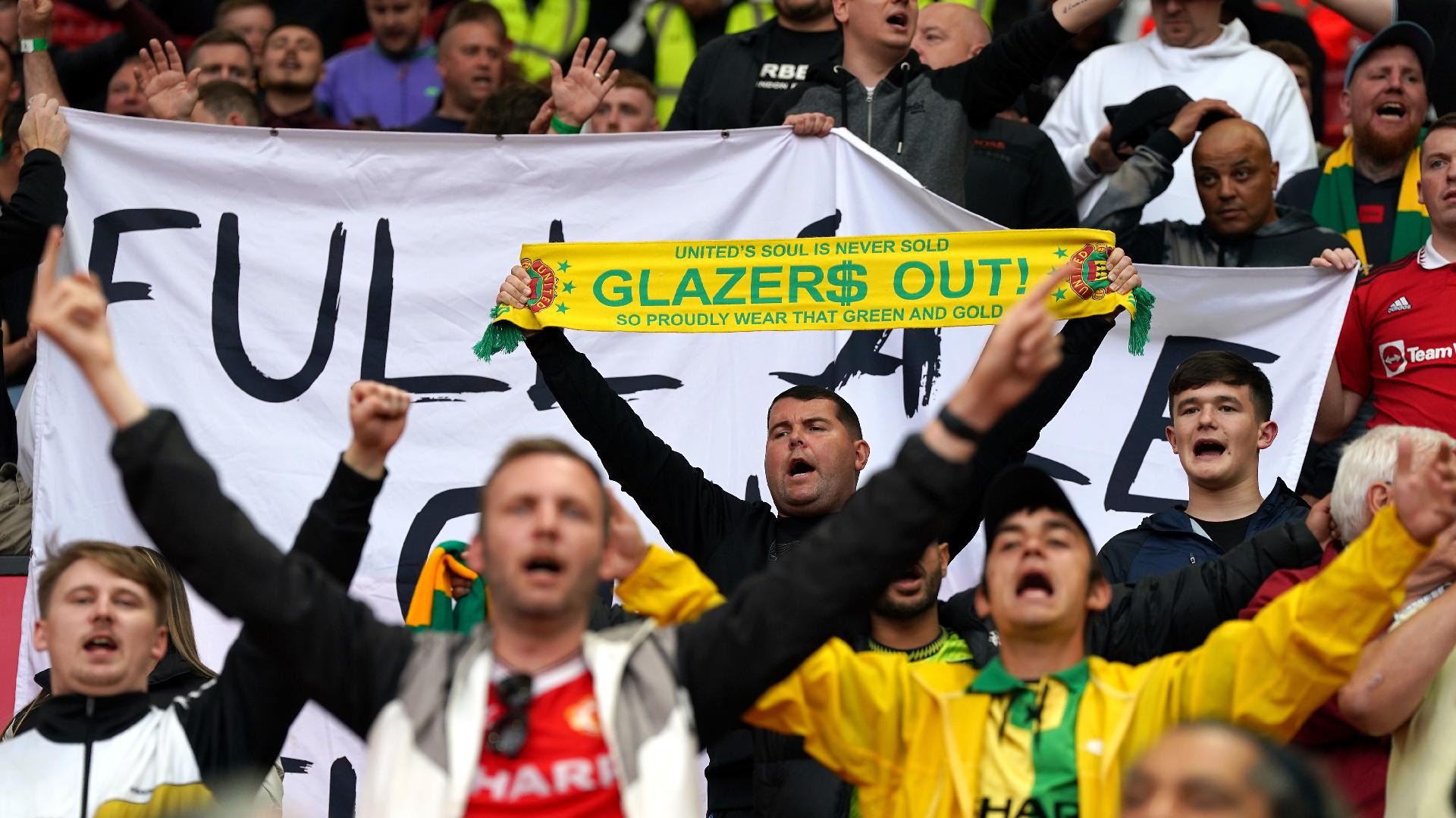 Manchester United Fans Protest Against Glazers’ Ownership During Mass ...